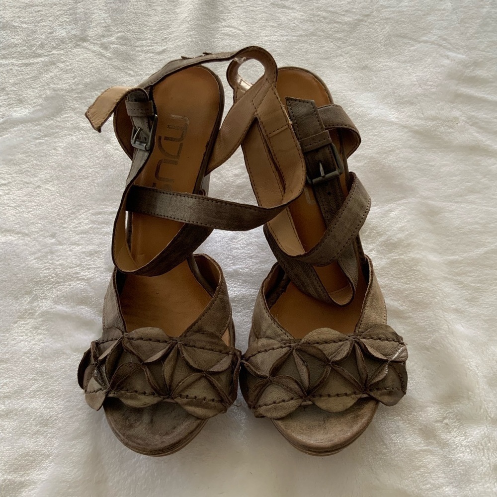 𝅺mjus Gold Heels